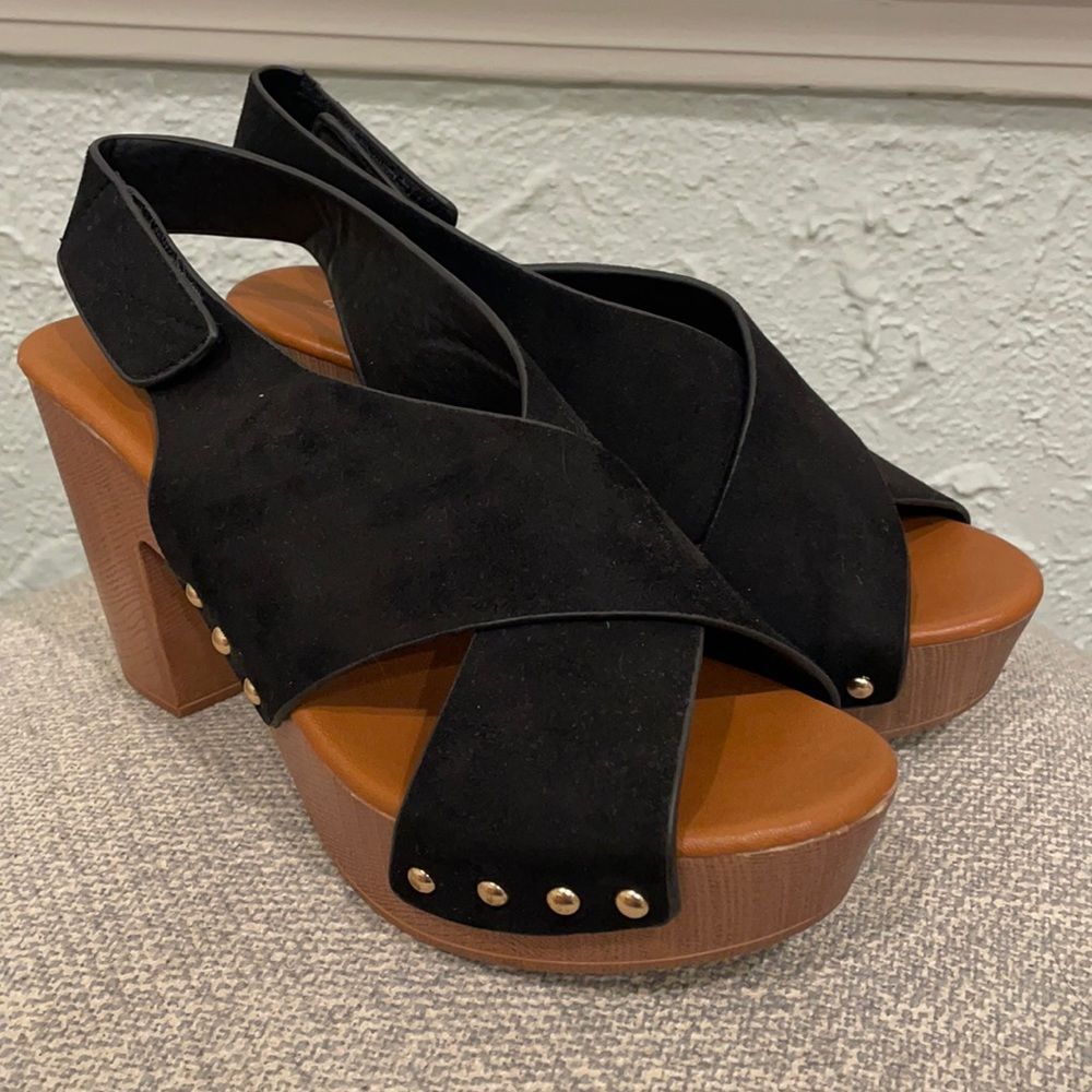 SOLD OUT Black chunky heels new